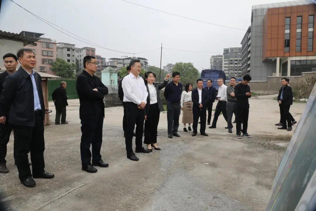 ��������ί������������һ�е��»����콭�Ļ��㳡�������������洫ý�������޹�˾����һ�е�������չ�����쵼